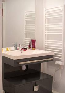佩罗斯-吉雷克古埃里亚莱斯7伊莱斯公寓式酒店的浴室设有白色水槽和镜子