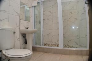 德班Solrand Hotel的带淋浴、卫生间和盥洗盆的浴室