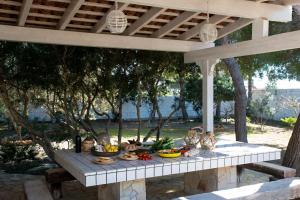 加利波利Villa Conca D'oro的凉棚下放着一碗食物的桌子