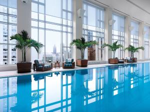 芝加哥芝加哥半岛酒店的棕榈树和窗户的建筑中的游泳池