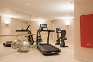 马略卡岛帕尔马Hotel Cappuccino - Palma的一个带跑步机和镜子的健身房