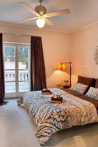 慕尼黑慕尼黑狮子民宿的一间卧室配有一张床和吊扇