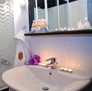 纳弗帕克托斯Flisvos Hotel Nafpaktos的浴室设有白色水槽和镜子