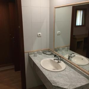 莱加内斯莱加内斯阿文尼达酒店的一间带两个盥洗盆和大镜子的浴室