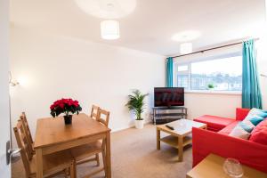 彼索普斯托福Comfy 2BR Flat with Wi-Fi in Bishop's Stortford的客厅配有红色的沙发和桌子