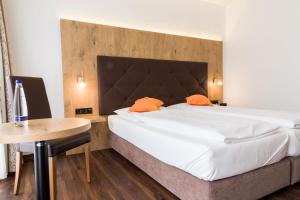 彭茨贝格柏格思特城市酒店的一间卧室配有一张大床和一张桌子