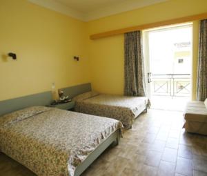 奥林匹亚伊利斯酒店的一间卧室设有两张床和大窗户