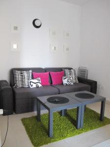 蒂瓦特Apartment Annika的客厅配有黑色沙发和桌子
