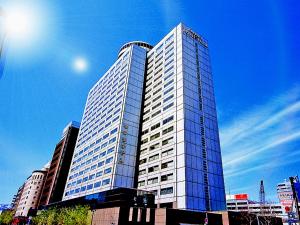札幌札幌世纪皇家酒店 的蓝色天空的高玻璃建筑
