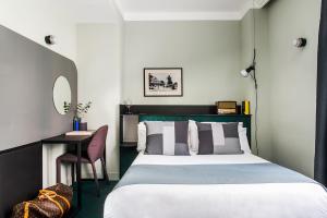 尼斯希佳乐酒店的一间卧室配有一张床、一张桌子和一张床