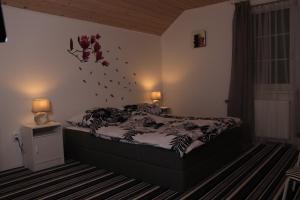 布拉格家庭旅馆的卧室配有一张墙上鲜花的床