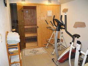 马尔贝格Ferienwohnung Eva-Maria的一间带跑步机的健身房和一间带衣柜的房间
