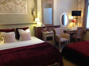 布鲁日博塔尼克酒店的配有一张床和一张书桌的酒店客房