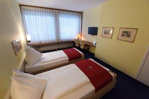 比尔杜福尔酒店的酒店客房设有两张床和窗户。
