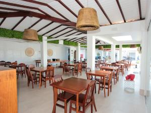 卡波布里奥Hotel Premium Recanto da Passagem的用餐室配有木桌和椅子