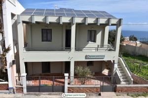 弗隆塔多斯Green Point Home Chios的顶部设有太阳能电池板的房子