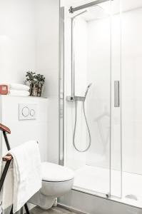 安锡La Gloriette的带淋浴和卫生间的白色浴室