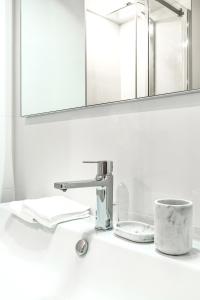 安锡La Gloriette的浴室水槽设有水龙头和杯子