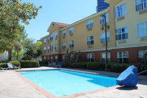 休斯顿美国长住酒店-休斯顿-医学中心-NRG公园-布雷斯伍德大道的大楼前的游泳池