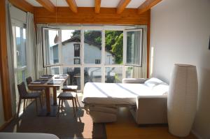 巴基奥Ureta Landa Gaztelugatxe的一间卧室配有一张床、一张桌子和一个窗户。