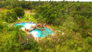 伊瓜苏港卡门酒店的公园游泳池的顶部景色