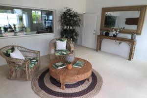 SaraotouOcean Point Villa的客厅配有咖啡桌和两把椅子