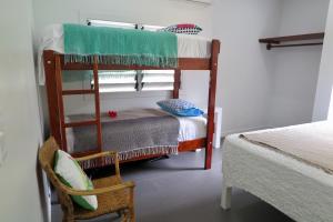 Ocean Point Villa客房内的一张或多张双层床