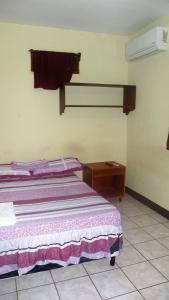 南圣胡安AC Room 2 Persons Hospedaje Don Wilfredo的一间卧室配有一张床和一张木桌