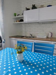 维斯Holiday Home Isabella的厨房配有一张带蓝白波尔卡圆桌布的桌子。