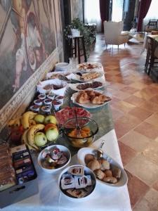 埃斯泰Azienda Agricola Marin的一张长桌,上面放着许多盘子的食物