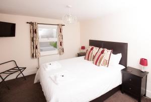 布兰登布兰登桥梁酒店的卧室设有一张白色大床和一扇窗户。