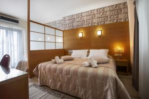 海若克利欧City Life Hotel的一间卧室配有一张大床和毛巾