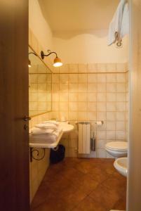 扎费拉纳-埃特内阿Poggiofelice B&B的一间带水槽和卫生间的浴室