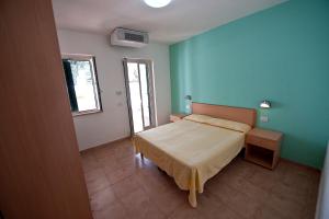 维耶斯泰迪奧梅蒂度假村的一间卧室设有一张床和蓝色的墙壁