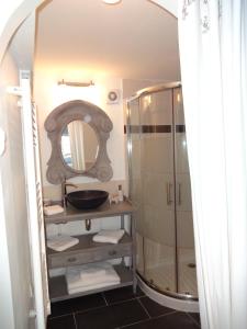 普蒂特比尤蒙特酒店的一间浴室