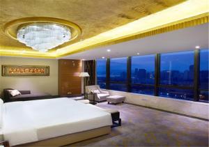 厦门厦门航空金雁酒店（全新室内无边泳池）的一间卧室设有一张大床和一个大窗户