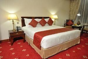 内罗毕韦斯顿酒店的酒店客房配有一张大床和红地毯。