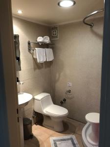 科斯镇雅尼斯开普敦公寓的一间带卫生间和水槽的浴室