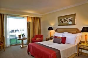 卡斯卡伊斯卡伊斯米拉格健康及Spa水疗酒店的酒店的客房 - 带一张床、椅子和窗户