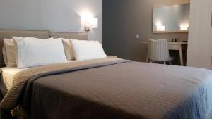 斯塔夫罗斯Il Mondo Residence的卧室配有带白色枕头的大床