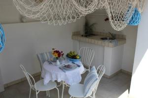 滨海波利尼亚诺La Casetta 19的厨房配有桌椅和一碗水果
