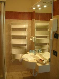 苏萨苏萨斯塔齐欧尼酒店的一间带水槽和镜子的浴室