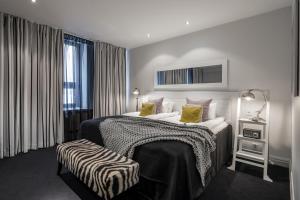 赫尔辛基法比安酒店的酒店客房配有一张带黄色枕头的大床