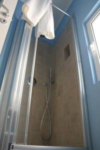 滨海波利尼亚诺La Casetta 19的带淋浴喷头的浴室