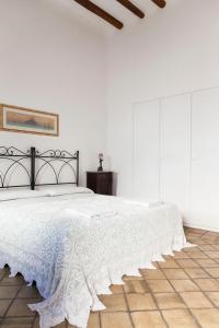 圣马里纳萨利纳Hotel Mercanti di Mare的一间卧室配有一张带白色床罩的床