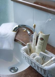 巴黎迪尤肯埃菲尔酒店的盥洗盆旁的一套洗浴用品