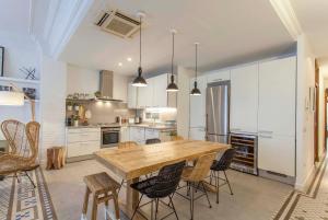 瓦伦西亚Valencia Flat Rental Ensanche 1的一个带木桌和椅子的大厨房