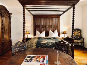 慕尼黑Hotel Mariahilf München的一间卧室配有一张大床和木制床头板