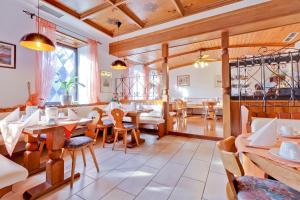 斯图加特巴伐利亚慕尼黑高级酒店的餐厅设有木制天花板和桌椅