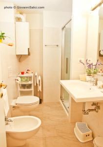 梅纳焦Casa Azzurra的一间带卫生间和水槽的浴室